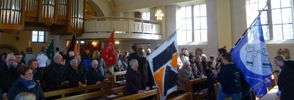 Unsere Verbände mit Banner in der Kirche