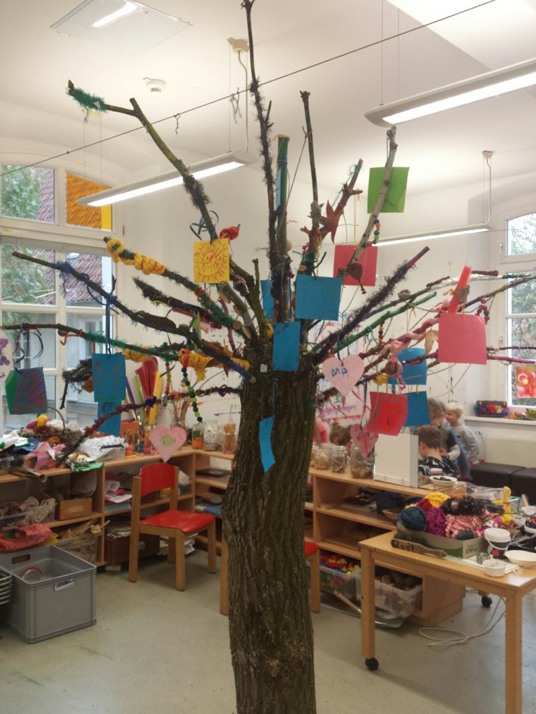 „Baum der Erinnerungen“ Aktion der Regenbogenkinder der